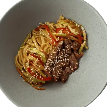 Удон с говядиной, овощами и соусом удон