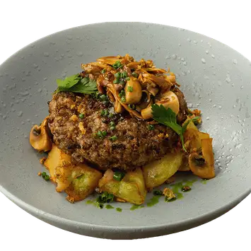 Бифштекс с картофелем, грибами и соусом демиглас