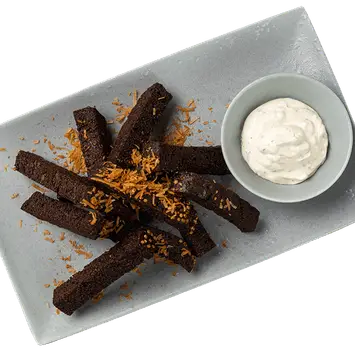 Жареные ржаные гренки с пармезаном с соусом тартар