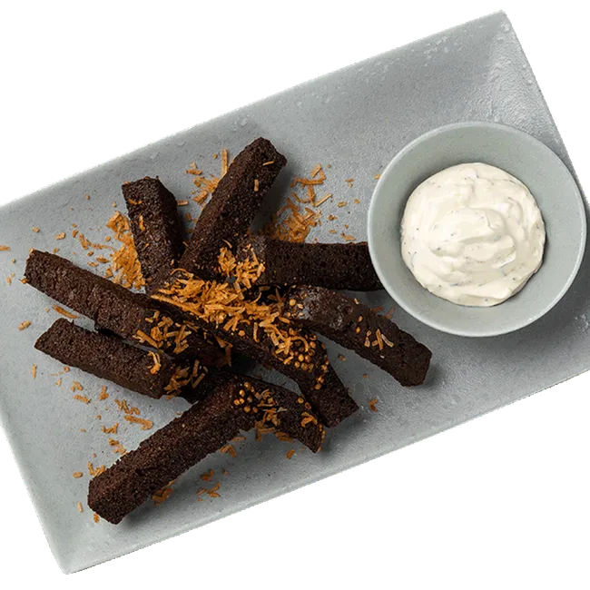 Жареные ржаные гренки с пармезаном с соусом тартар