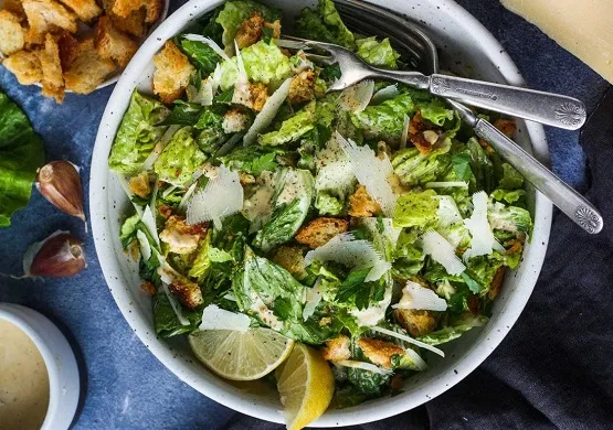 Салат Цезарь: история создания и восхождения на пьедестал популярности