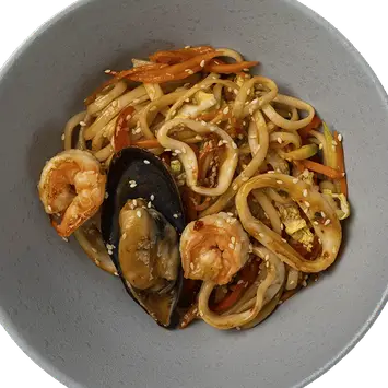 Удон с морепродуктами, овощами и соусом удон