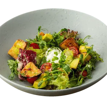 Тёплый салат с хрустящими баклажанами и страчателлой