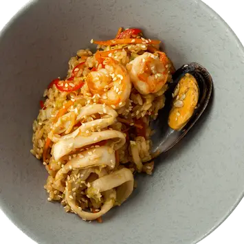 Рис с морепродуктами и соусом удон