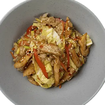 Рис с цыплёнком, овощами и соусом удон