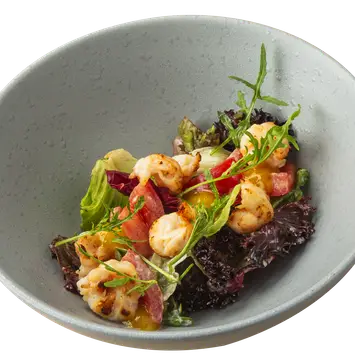 Салат с креветками пармеджано и соусом манго