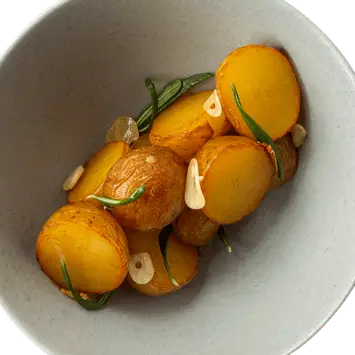 Беби-картофель с чесноком и розмарином