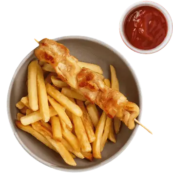 Шашлычок из цыплёнка с картофелем фри и кетчупом