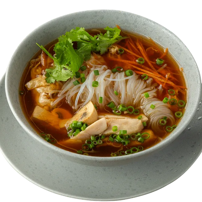 Азиатский суп с цыплёнком, фунчозой, овощами и яйцом