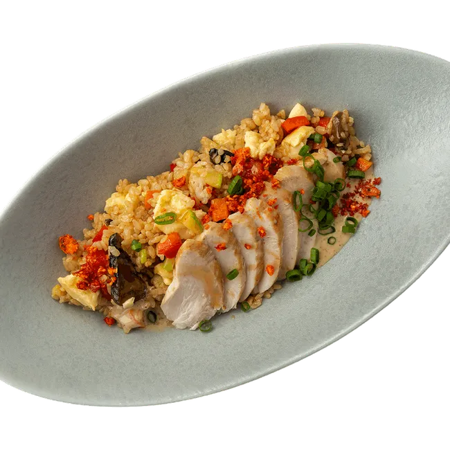 Жареный рис с цыплёнком, овощами и яйцом