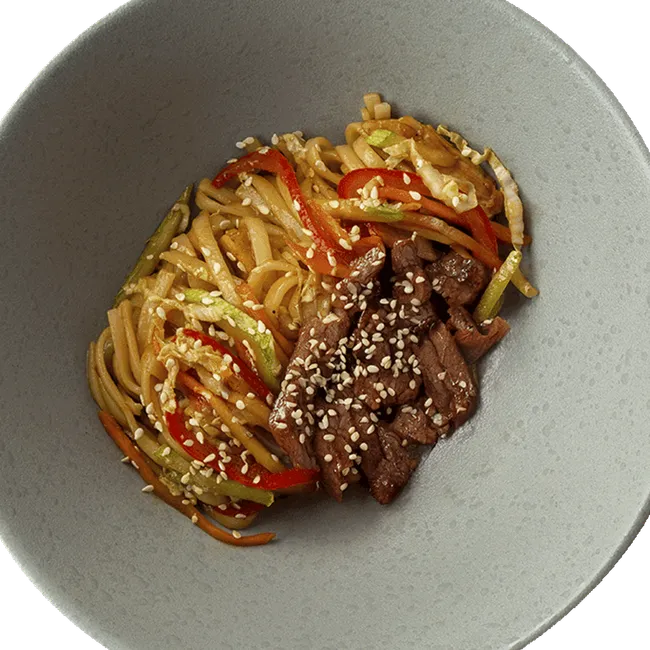 Удон с говядиной, овощами и соусом удон