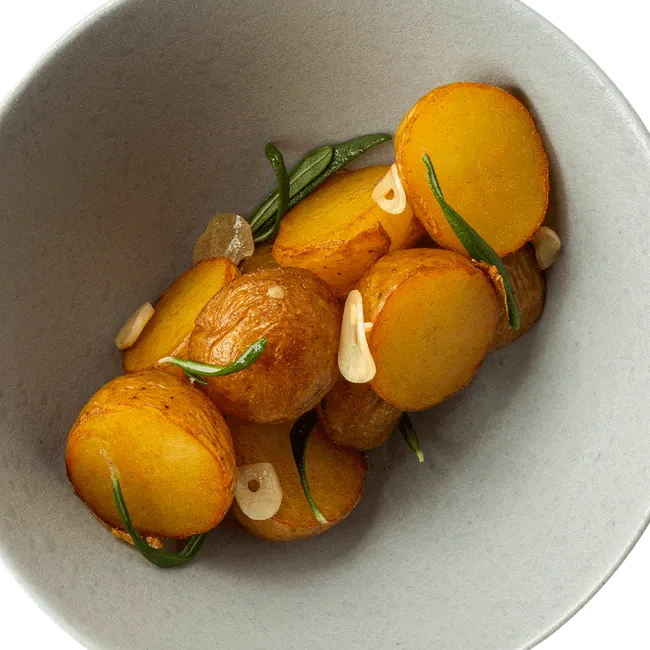 Беби-картофель с чесноком и розмарином