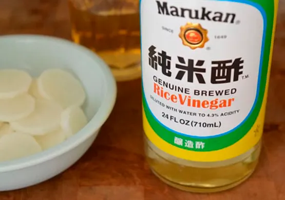 Рисовый уксус - неотъемлемая часть японских блюд: суши и роллов