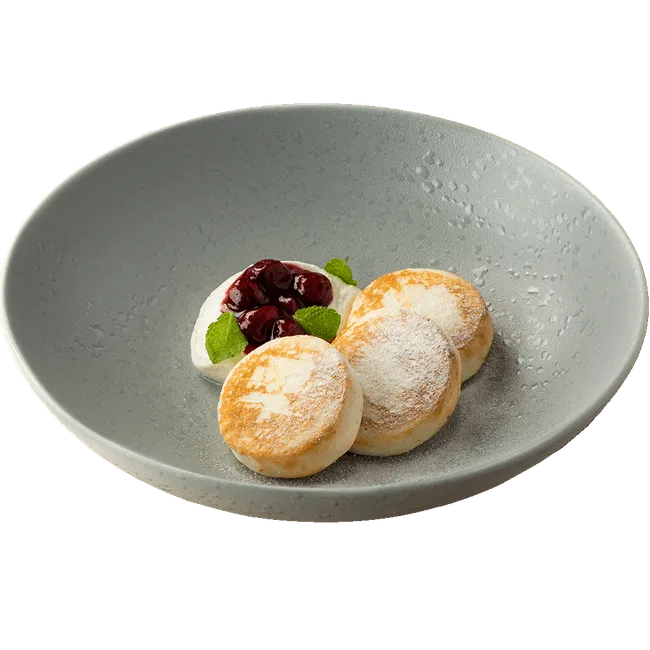 Сырники с клубничным вареньем и сметаной