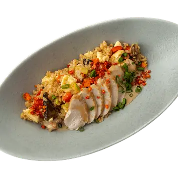 Жареный рис с цыплёнком, овощами и яйцом