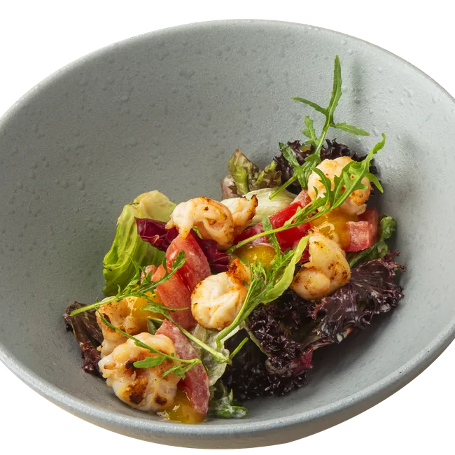 Салат с креветками пармеджано и соусом манго