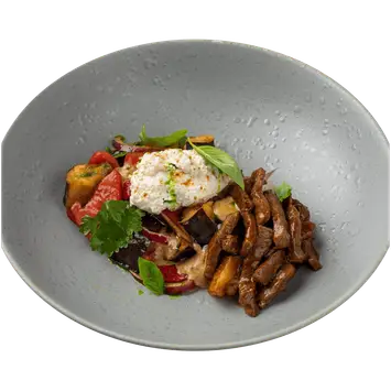 Салат с говядиной, рикоттой и жареными баклажанами