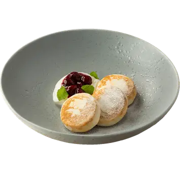 Сырники с клубничным вареньем и сметаной